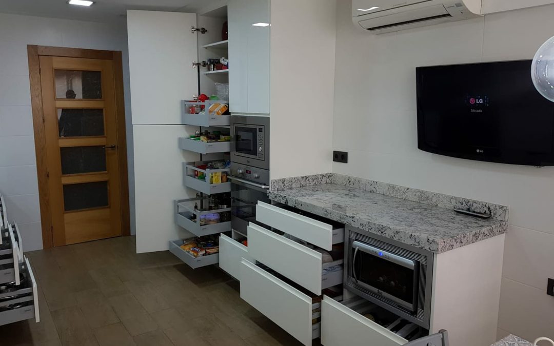 Cocina en blanco brillo