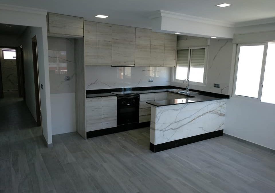 Kitchen with breakfast bar