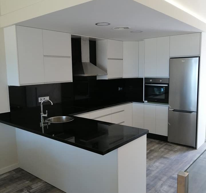 Cocina en supermate blanco