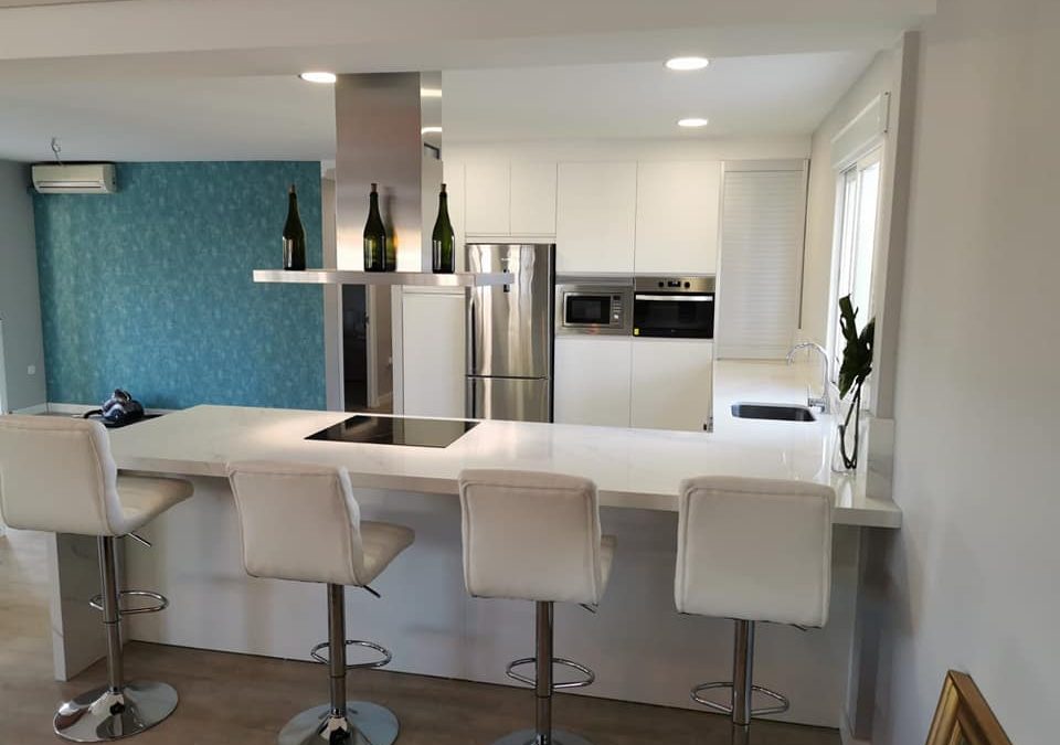 Cocina blanco supermate con uñero en aluminio.
